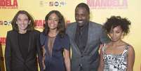 Da esquerda &agrave; direita: o diretor Justin Chadwick e os atores brit&acirc;nicos Naomie Harris, Idris Elba e Lindiwe Matshikiza, durante exibi&ccedil;&atilde;o do filme "Mandela: Long Walk to Freedom", em Paris  Foto: AP