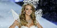 <p>Lindsay Ellingson chama a atenção com floco de neve impresso em 3D</p>  Foto: Reuters