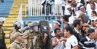 Policiamento tenta conter torcedores do Vasco  Foto: Paulo Sérgio / Agência Lance