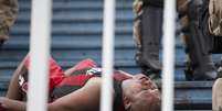 Atleticano cai desacordado depois de agressão  Foto: Cleber Yamaguchi/Agência Eleven / Gazeta Press