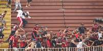 Torcedores de Atlético-PR e Vasco entram em conflito na Arena Joinville; partida foi interrompida pela arbitragem  Foto: Giuliano Gomes / Gazeta Press