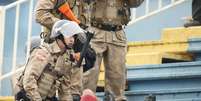 Ap&oacute;s alguns minutos de briga, o policiamento enfim apareceu para separar os torcedores  Foto: Giuliano Gomes / Gazeta Press