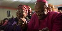 <p>Desmond Tutu repete a dança de Nelson Mandela durante homenagem ao amigo e líder histórico da África do Sul</p>  Foto: Mauro Pimentel / Terra