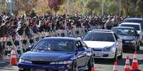 Veículos são conduzidos em meio a uma multidão em evento não oficial em memória do astro Paul Walker do filme "Velozes e Furiosos", Califórnia, 8 de dezembro de 2013. Milhares de fãs, alguns guiando carros envenenados, reuniram-se no domingo no local do sul da Califórnia onde o ator Paul Walker morreu em um acidente automobilístico na semana passada. 08/12/2013  Foto: Jonathan Alcorn / Reuters