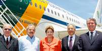 Sarney, Lula, Dilma, FHC e Collor embarcam para a África do Sul no aeroporto do Rio de Janeiro  Foto: Roberto Stuckert Filho / PR / Divulgação