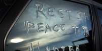 Descanse em paz Tata Madiba, diz uma mensagem escrita em janela de carro estacionado em Soweto no dia 6 de dezembro  Foto: AP
