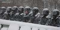 Soldados do Ministério do Interior ucraniano fazem barreira protetora durante forte nevasca  Foto: Reuters