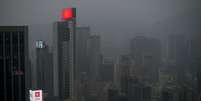 Nuvem de poluição cobre Hong Kong. As maiores metrópoles chinesas sofrem com a qualidade do ar  Foto: AFP