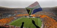 <p>Soccer City foi palco de maior homenagem a Mandela em 2013</p>  Foto: Yannis Behrakis / Reuters
