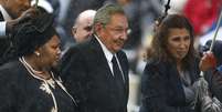 O presidente cubano, Raúl Castro, chega para a cerimônia de despedida de Mandela  Foto: AP