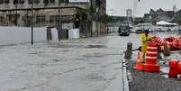 Chuva provoca alagamentos na região portuária do Rio de Janeiro, deixando moradores ilhados e impedindo a passagem de veículos  Foto: Daniel Ramalho / Terra