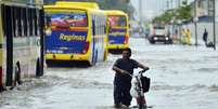 Chuva provoca alagamentos na região portuária do Rio de Janeiro, deixando moradores ilhados e impedindo a passagem de veículos  Foto: Daniel Ramalho / Terra