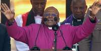 Desmond Tutu durante a homenagem a Mandela na terça-feira  Foto: Reuters