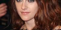 Ideais para mulheres com rosto redondo ou quadrado, como o de Kristen Stewart, sobrancelhas grossas suavizam os contornos da face e passam uma imagem mais jovem e natural  Foto: Shutterstock