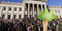 <p>Manifestação pró-legalização da maconha em frente ao congresso urugaio, em Montevidéu (foto de dezembro de 2013)</p>  Foto: Andres Stapff / Reuters