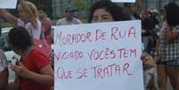 Cerca de 30 moradores do bairro de Canasvieiras, localizado na região norte de Florianópolis, realizaram mais um protesto anti-mendigos nesta quarta-feira  Foto: Fabricio Escandiuzzi / Especial para Terra