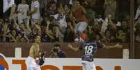 <p>Ayala tirou a camisa para festejar o primeiro gol do Lanús</p>  Foto: AP