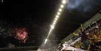 Torcedor do Lan&uacute;s comemorou t&iacute;tulo com fogos  Foto: Reuters