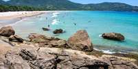 Paraíso dos surfistas, a praia de Lopes Mendes, em Ilha Grande (RJ), é o destino certo para turistas que desejam praticar esporte em pleno Natal  Foto: Shutterstock