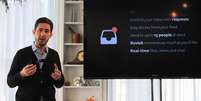 CEO do Instagram mostra a novidade em evento para a imprensa  Foto: AFP