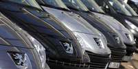 Automóveis usados da Peugeot estacionados em uma concessionária em Nice, na França. A montadora francesa PSA Peugeot Citroën anunciou nesta quinta-feira uma baixa contábil de 1,1 bilhão de euros (1,52 bilhão de dólares) em suas operações internacionais em dificuldades e ganhou apoio da General Motors para uma aliança com a chinesa Dongfeng. 19/07/2012.  Foto: Eric Gaillard / Reuters