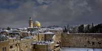 <p>Lugares sagrados de Jerusal&eacute;m foram cobertos pela neve nesta sexta-feira</p>  Foto: AP