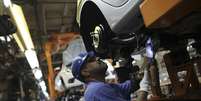 <p>Montadoras deverão instalar freios ABS e airbag em todos os veículos fabricados no País a partir de 2014</p>  Foto: Nacho Doce / Reuters