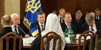 O presidente Viktor Yanukovich (centro) participou de mesa redonda em Kiev, na Ucrânia  Foto: AP