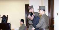 Imagem divulgada pela mídia estatal de Jang Song-thaek no tribunal antes de ser executado   Foto: KCNA / Reuters