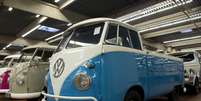 Volkswagen Kombi é restaurada em oficina de Hanover, na Alemanha  Foto: AFP