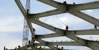 Oper&aacute;rios s&atilde;o vistos na parte de cima da estrutura do Est&aacute;dio Arena Amaz&ocirc;nia, um dos est&aacute;dios da Copa do Mundo de 2014, em Manaus, em foto de arquivo. Um oper&aacute;rio que trabalhava nas obras da arena morreu na madrugada deste s&aacute;bado depois de uma queda no local da constru&ccedil;&atilde;o, informaram as autoridades locais. 10/12/2013  Foto: Gary Hershorn / Reuters