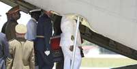 Caixão com o corpo de Mandela é levado para avião na base aérea de Waterkloof, nos arredores de Pretória  Foto: AFP