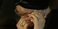 <p>A viúva de Mandela, Graça Machel, enxuga as lágrimas durante cerimônia</p>  Foto: AP
