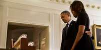 Obama e Michelle respeitam minuto de silêncio em homenagem aos mortos   Foto: AP