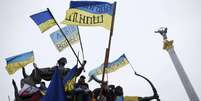 Manifestantes tremulam bandeiras do país durante o protesto  Foto: Reuters