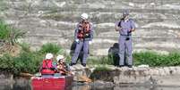 o Corpo de Bombeiros ainda realizava buscas utilizando um bote e roupas imperme&aacute;veis  Foto: Gutemberg Gon&ccedil;alves / Futura Press