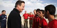 Cameron é recebido pelos militares na base de Camp Bastion, na província de Helmand  Foto: Reuters