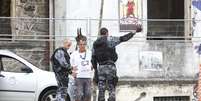 <p>Policiais negociam com líder indígena para a desocupação do prédio do antigo Museu do Índio, no Rio de Janeiro</p>  Foto: Ale Silva / Futura Press