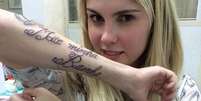 Em 16 de dezembro, Bárbara Evans resolveu homenagear os pais com duas tatuagens no antebraço. Ao transmitir a sessão, a vencedora de 'A Fazenda 6' foi criticada por seus seguidores pelo gosto da tatuagem  Foto: Instagram / Reprodução