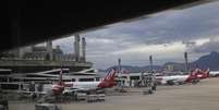 <p>Aeronaves fotografadas no aeroporto de Galeão, no Rio de Janeiro</p>  Foto: Ricardo Moraes / Reuters