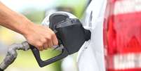 Abastecer com gasolina duvidosa pode obrigar a lavagem do tanque  Foto: Shutterstock