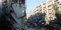 <p>Imagem de arquivo mostra cena de outro bombardeio à cidade de Aleppo</p>  Foto: AFP