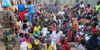 <p>Em meio a tiros, moradores de Juba buscam abrigo no aeroporto (imagem de arquivo)</p>  Foto: AP