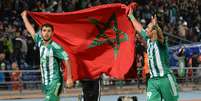 Jogadores do Raja festejam com a bandeira do Marrocos  Foto: AFP