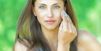 Durante a esta&ccedil;&atilde;o mais quente do ano, combate &agrave; oleosidade excessiva da pele pode ser feito com cuidados simples do dia a dia  Foto: Shutterstock