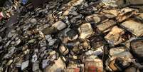 Livros queimados foram espalhados nos arredores do Instituto do Egito após o incêndio em 2011  Foto: AFP