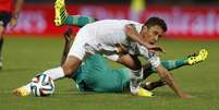 <p>Marcos Rocha disputa bola com jogador do Raja Casablanca; lateral disparou contra Cuca ao ser substituído</p>  Foto: AP
