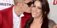 Acompanhado da m&atilde;e, Pattie Mallette, o astro teen Justin Bieber foi &agrave; premi&egrave;re de seu novo document&aacute;rio, 'Believe', no Regal Cinemas, em Los Angeles, na noite de quarta-feira (18). No local, o cantor apresentou um visual novo, com bigodinho  Foto: Getty Images 