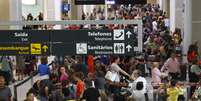 <p>Saguão do Aeroporto Santos Dumont, no Rio de Janeiro, costuma ficar lotado antes do feriadão de Natal; viajar de madrugada pode ser vantajoso financeiramente</p>  Foto: Ale Silva / Futura Press