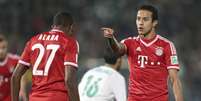 <p>Thiago Alcântara (à dir.) fez o segundo do Bayern na final</p>  Foto: AP